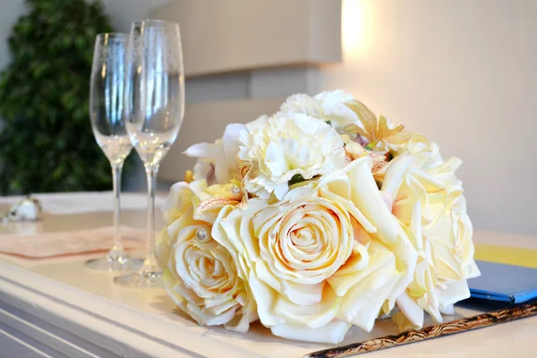 Krásné svatební kytici bílých růží meruňkový — Stock fotografie