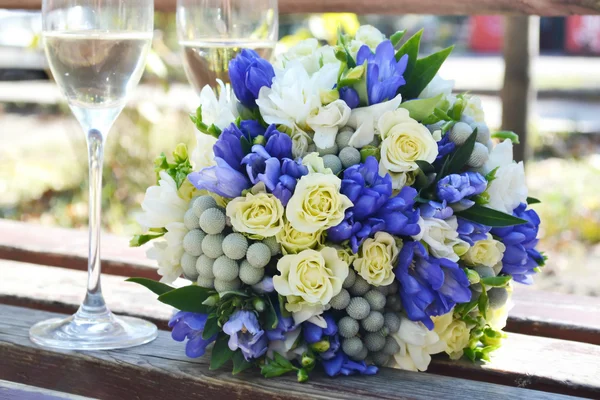 Beau bouquet de mariage d'abricot et de roses bleues sur banc en bois — Photo