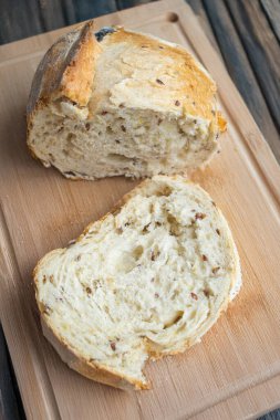 Tahtada ev yapımı taze pişmiş lezzetli ekmek.