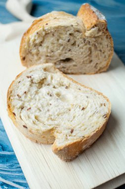 Tahtada ev yapımı taze pişmiş lezzetli ekmek.