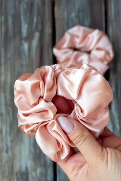 Yumuşak, ipeksi, pembe saç tokası.