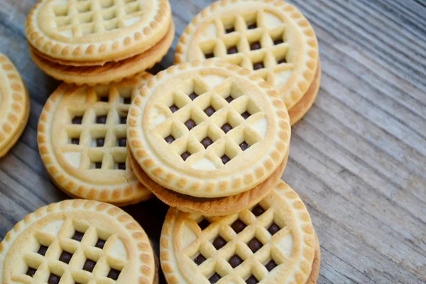 Sabrosas galletas de chocolate sobre mesa de madera —  Fotos de Stock