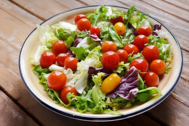 Bir kase domatesli sağlıklı taze salata.