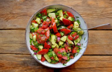 Bir kase domatesli sağlıklı taze salata.