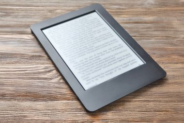 Ahşap masa üzerinde siyah ereader