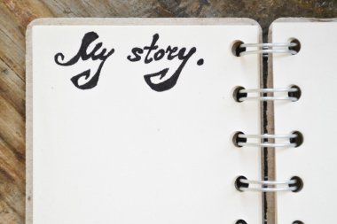 My Story ve anason yıldız ahşap masaya diyor bir hote ile eski kağıt ile an boş retro spiral defter