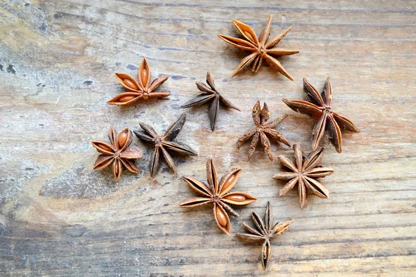 Пряні зірки анісу на дерев'яному столі — стокове фото