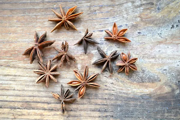 Острые анисовые звезды на деревянном столе — стоковое фото