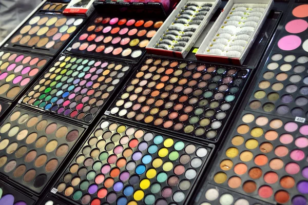 Kosmetika uppsättning olika färgglad ögonskugga — Stockfoto