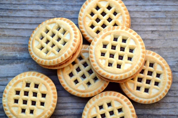 Sabrosas galletas de chocolate sobre mesa de madera —  Fotos de Stock