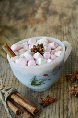 Sıcak kakao marshmallows, yıldız anason ve tarçın ile beyaz fincan