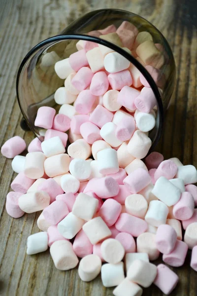 Spousta malých marshmallows v šálku — Stock fotografie