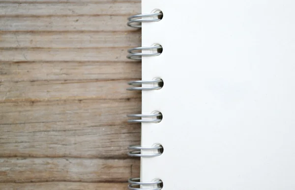 En tom retro spiral notebook med gamla papper — Stockfoto