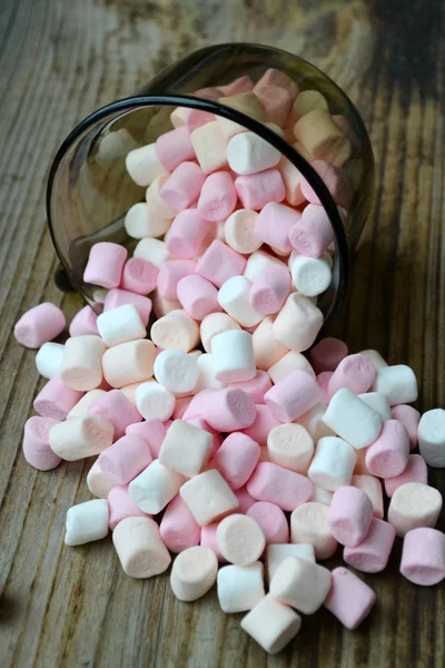 Sok-sok kis marshmallows egy csésze — Stock Fotó
