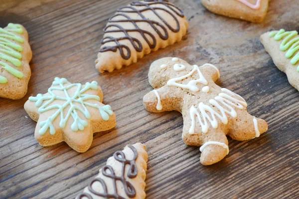Gingerbread cookies in shapes of Christmas tree, snowflake and ginger man — Stock Photo, Image
