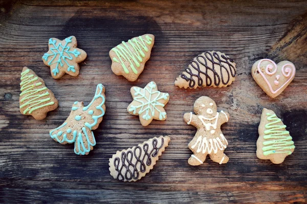 Gingerbread cookies in shapes of Christmas tree, snowflake and ginger man — Stock Photo, Image