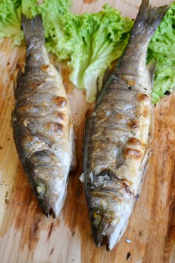 Izgara Morina balığı ile ahşap tahta