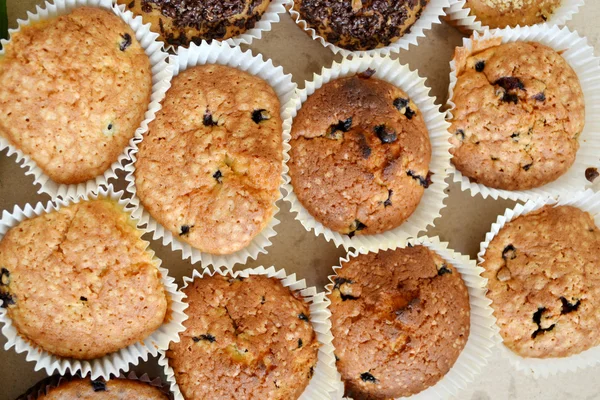 Un sacco di gustosi muffin fatti in casa con bacche e cioccolato — Foto Stock