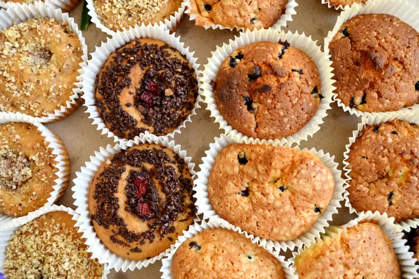 Un sacco di gustosi muffin fatti in casa con bacche e cioccolato — Foto Stock