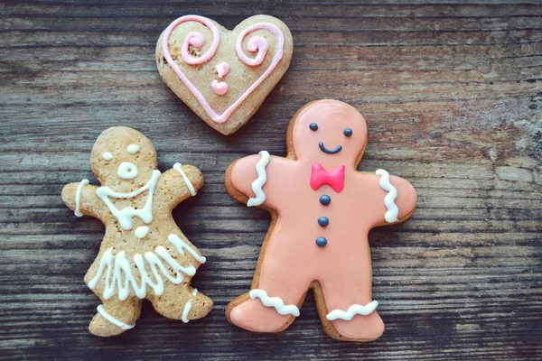 Gingerbread cookies in shape of heart and ginger man on wooden table — Stock Photo, Image