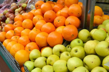 Farklı portakal ve yeşil elma bakkal market