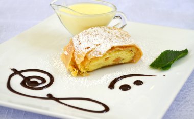 Vanilyalı krema ve nane ile Apple strudel