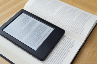 Kitap okuyucu ve bir eski moda kitap