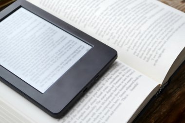 Kitap okuyucu ve bir eski moda kitap
