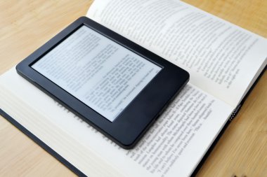 Kitap okuyucu ve bir eski moda kitap