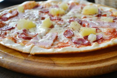 sosis ve ananas ahşap plaka üzerinde yuvarlak pizza