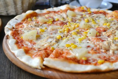ananas ve tavuk bütün Hawai pizza