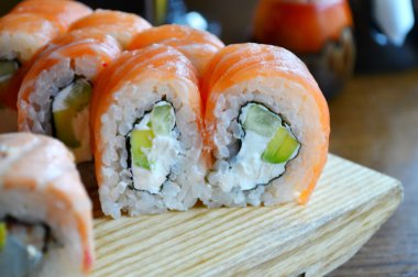 Lezzetli rulo ve suşi yılan balığı, somon ve krem peynir ile