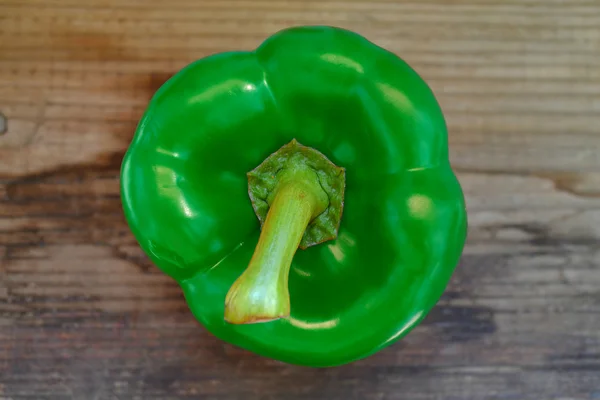 Φρέσκα και βιολογικά πράσινη γλυκιά πιπεριά καμπάνα από την αγορά αγροκτήματος — Φωτογραφία Αρχείου