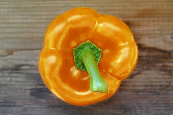 Fresh and organic orange sweet bell pepper from the farm market — Stockfoto