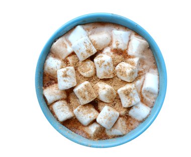 Çok sayıda küçük beyaz ve pembe şekerleme üzerine beyaz izole bir fincan