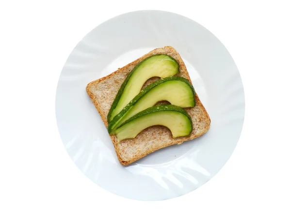 白で隔離白皿の上健康な緑アボカド サンドイッチ — ストック写真