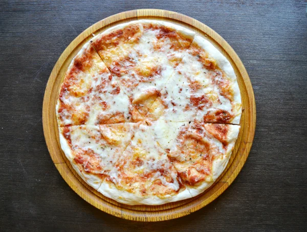 Margarita pizza inteira em placa de madeira — Fotografia de Stock