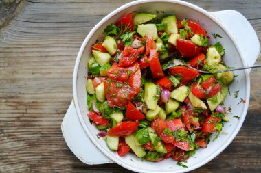 lezzetli vejetaryen salata domates ve salatalık ile