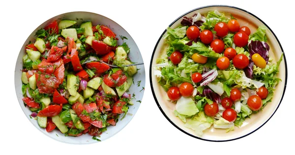 Diferentes ensaladas vegetarianas sabrosas con tomates cherry rojos y amarillos, rúcula, col y lechuga aisladas en blanco — Foto de Stock