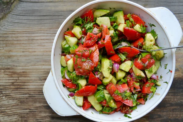 lezzetli vejetaryen salata domates ve salatalık ile