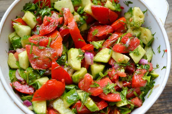 Salade végétarienne savoureuse aux tomates et au concombre — Photo