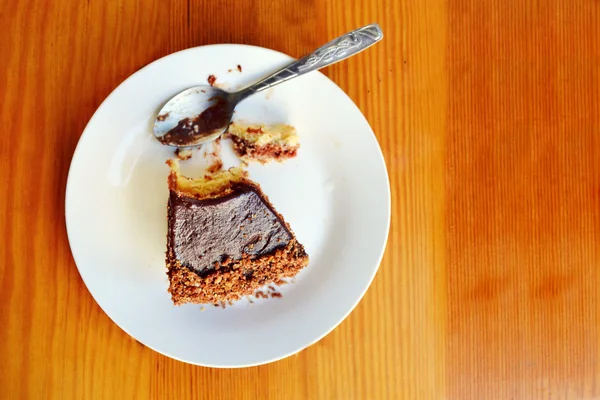 Rebanada de pastel de chocolate ya mordido —  Fotos de Stock