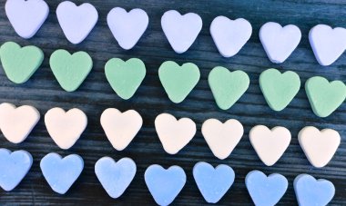 Küçük sevimli kalp şekerler farklı renkler