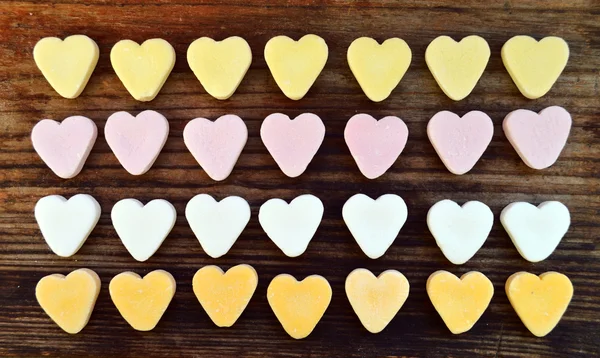 Små söta hjärtat godis av olika färger — Stockfoto