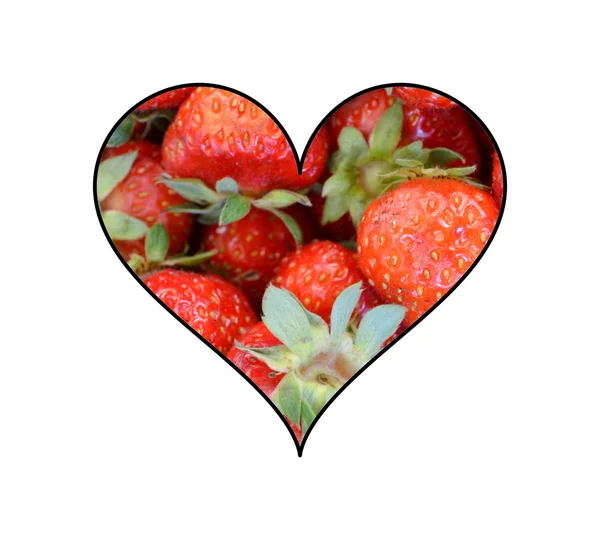 很多的新鲜和美味黑甜草莓在形状上白色孤立的心 — 图库照片