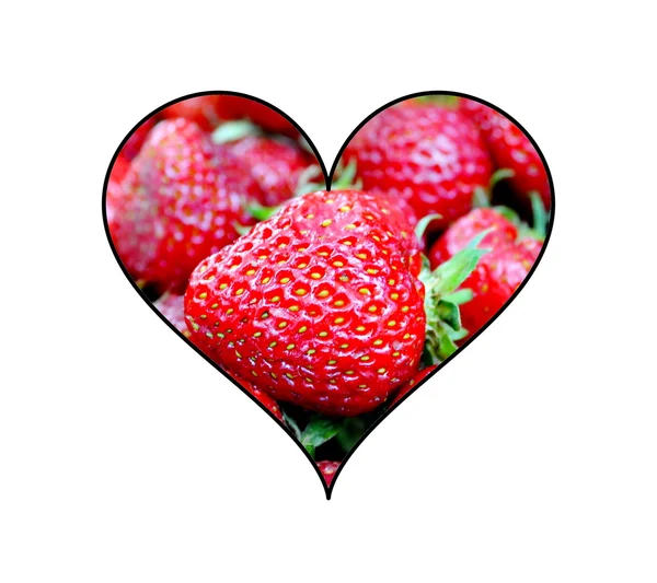很多的新鲜和美味黑甜草莓在上白色孤立的心的形状 — 图库照片