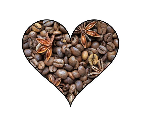麻辣茴香星星上大量的烘焙过的咖啡豆在上白色孤立的心的形状 — 图库照片