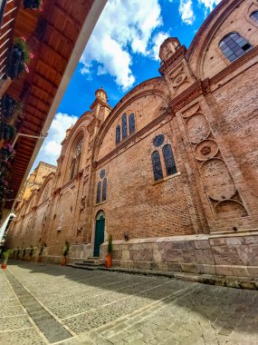 Lekesiz Gebelik Katedrali ile Santa Ana caddesi manzarası.