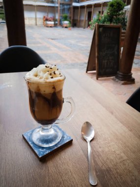 Lezzetli ve köpüklü mocachino, kahve ve çikolatadan yapılmış içecek..