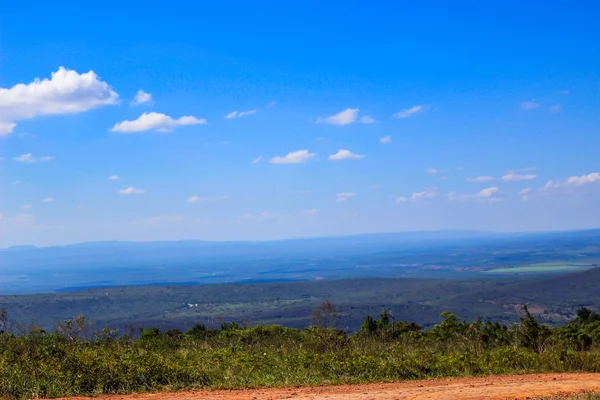 Landschap met blauwe lucht — Stockfoto